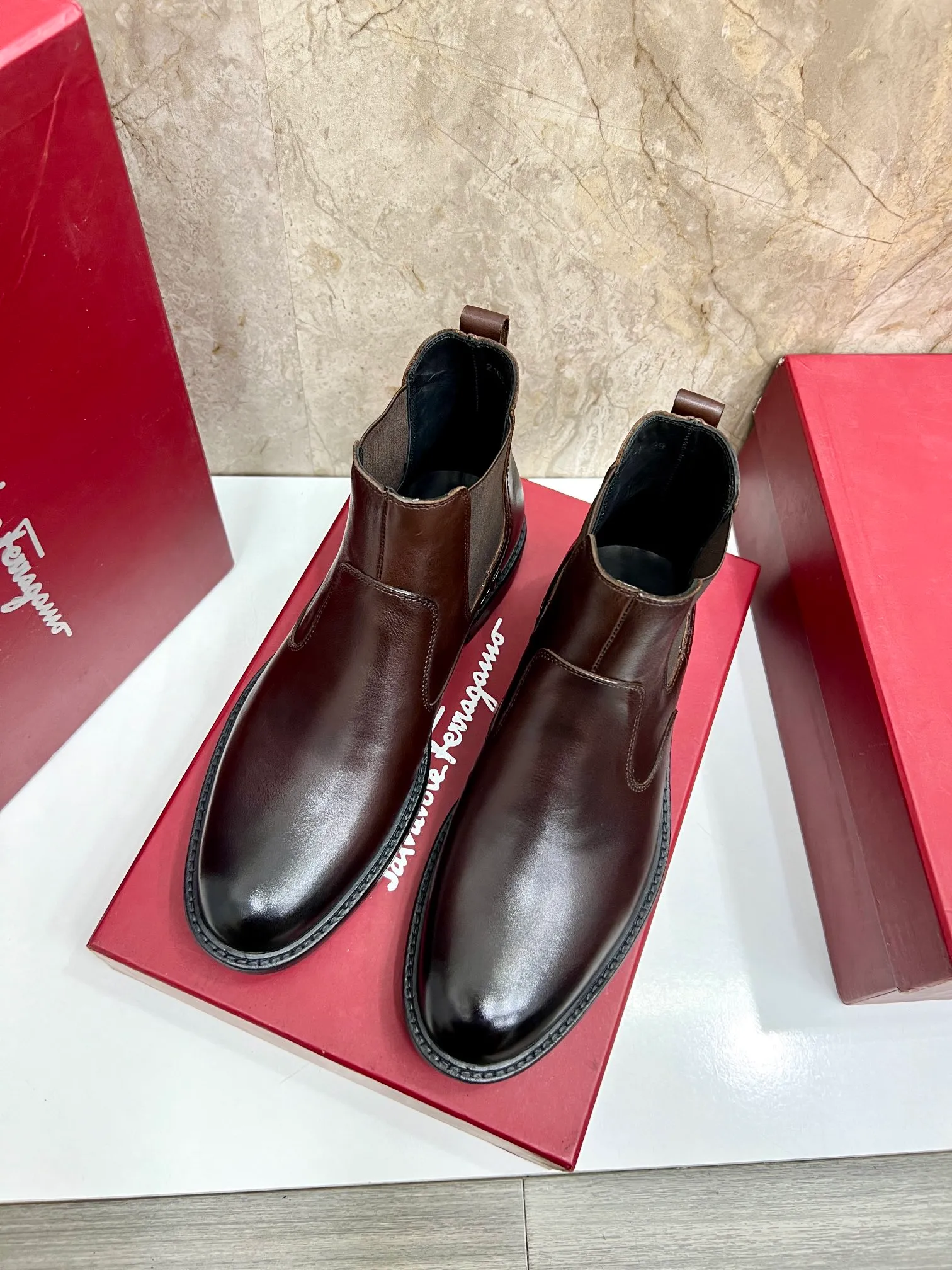 Original order quality: Men's shoes 💰700 Brand: Ferragamo (Ferragamo) One size larger: Men's size 38-44 (45 customized) Grade: Same style as the official website High-end men's shoes Material: Original cowhide, cowhide lining, original outsole Style category: Chelsea men's boots Fashion trend Color: Actual picture